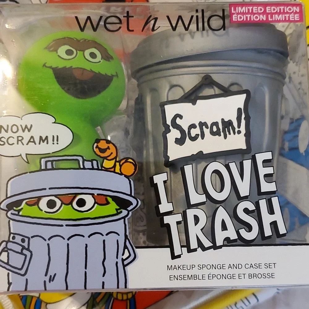 Sesame Street X Wet 'n Wild makeup sponge and case Oscar the Grouch